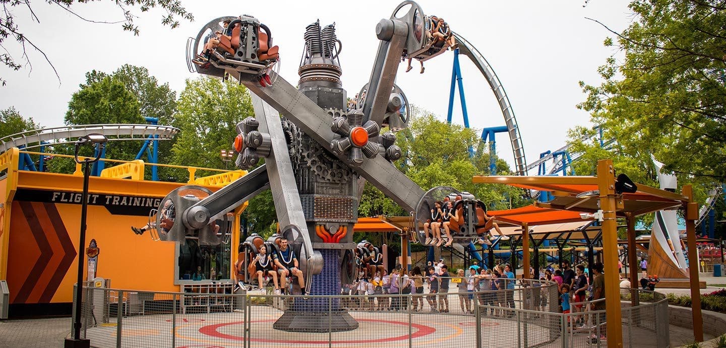 Carowinds Aeronautica Landing ride: Gear Spin